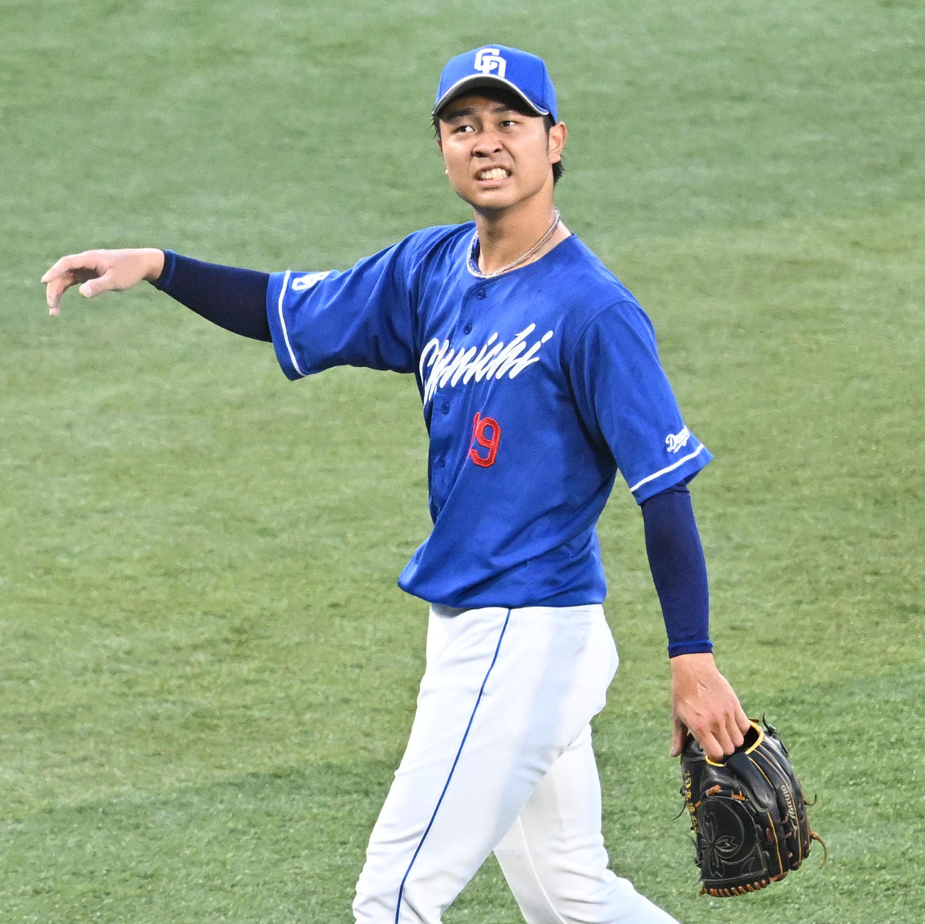 DeNA対中日　1回の投球を終え、ベンチに戻る中日の高橋宏（撮影・千葉一成）