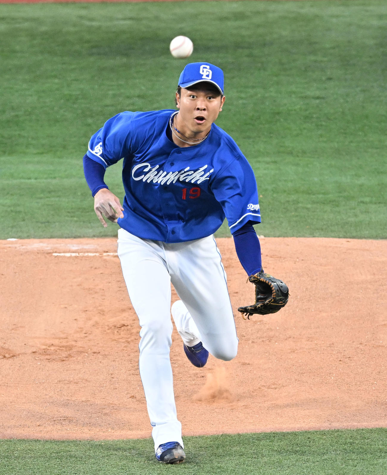 1回裏DeNA無死一塁、桑原の送りバントに反応する中日高橋宏（撮影・千葉一成）