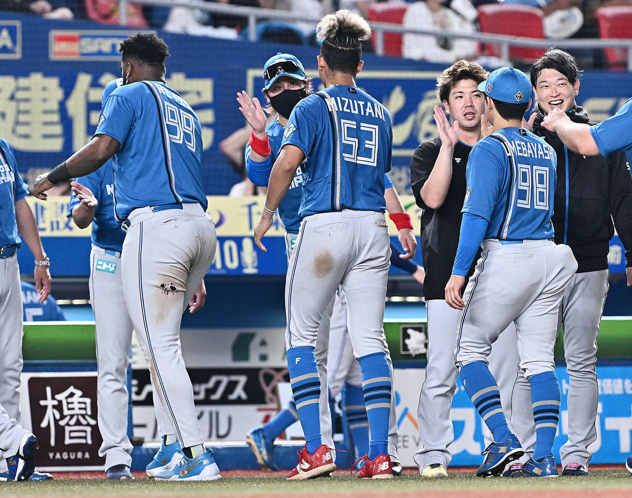 ロッテ対日本ハム　試合後、日本ハム新庄監督（後列中央）は水谷とタッチをかわす（撮影・滝沢徹郎）