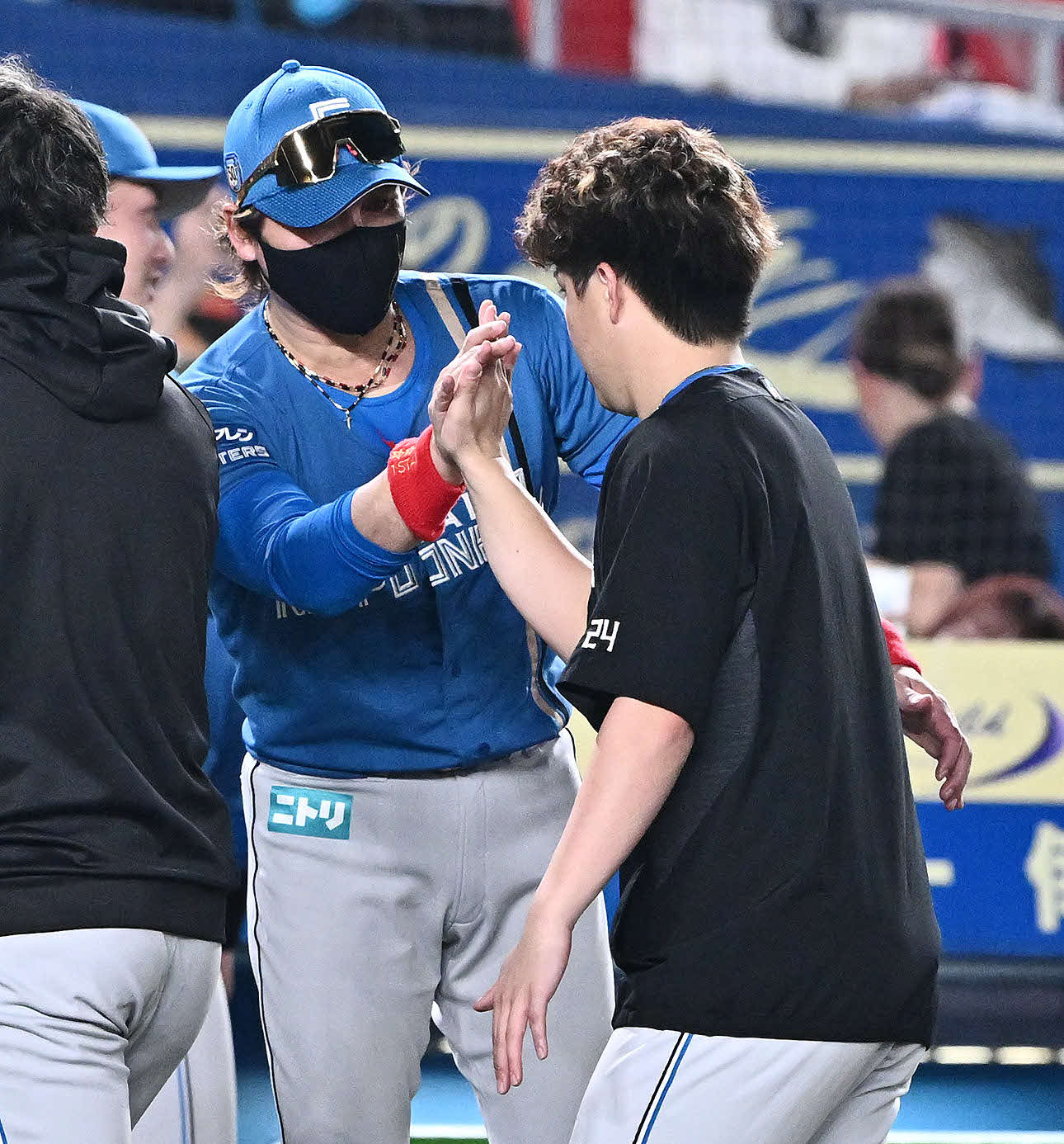 ロッテ対日本ハム　試合後、日本ハム新庄監督（左）は勝利投手の金村とタッチをかわす（撮影・滝沢徹郎）