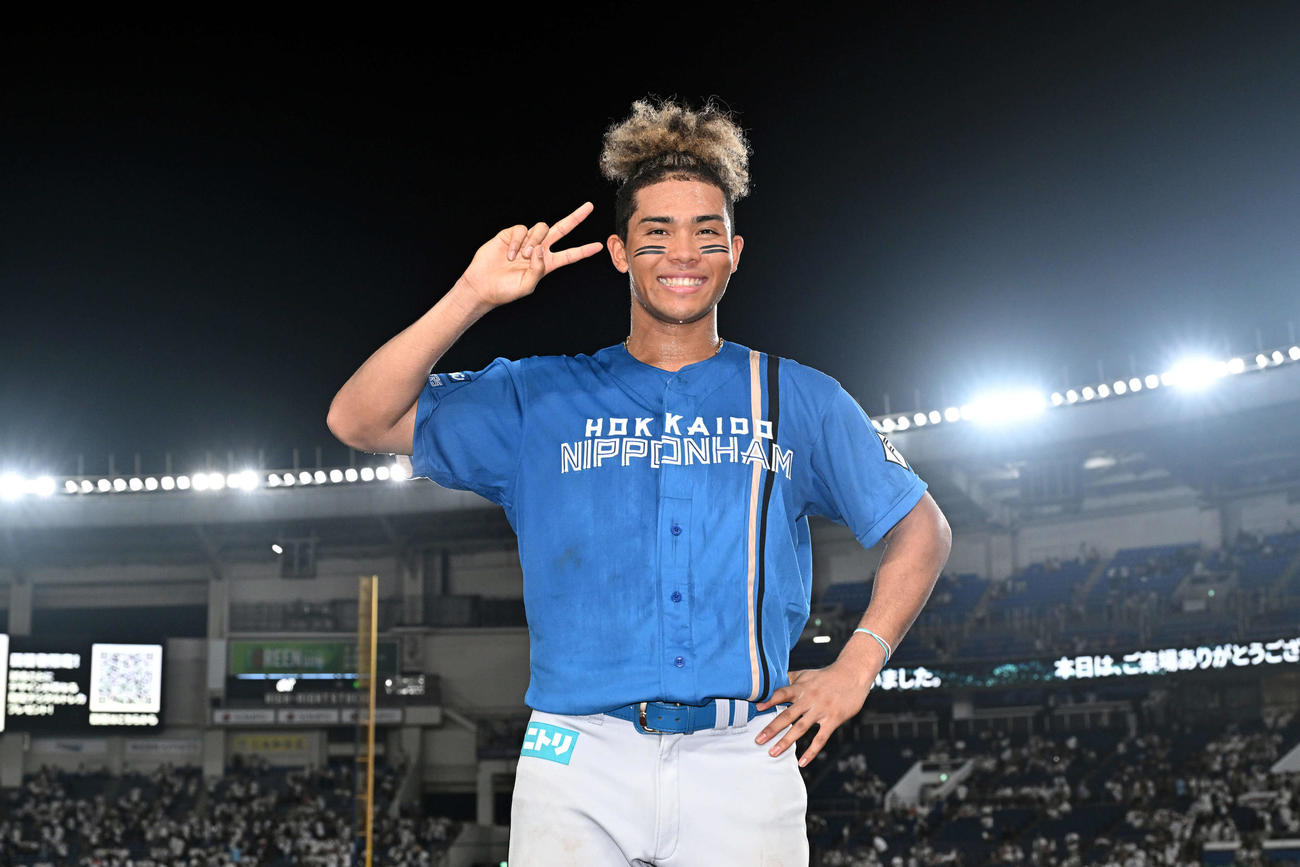 ロッテ対日本ハム　ヒーローインタビューを終えポーズを決める日本ハム水谷（撮影・滝沢徹郎）