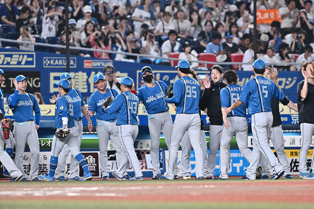 ロッテ対日本ハム　勝利を飾り選手を迎える日本ハム新庄監督（中央）（撮影・滝沢徹郎）