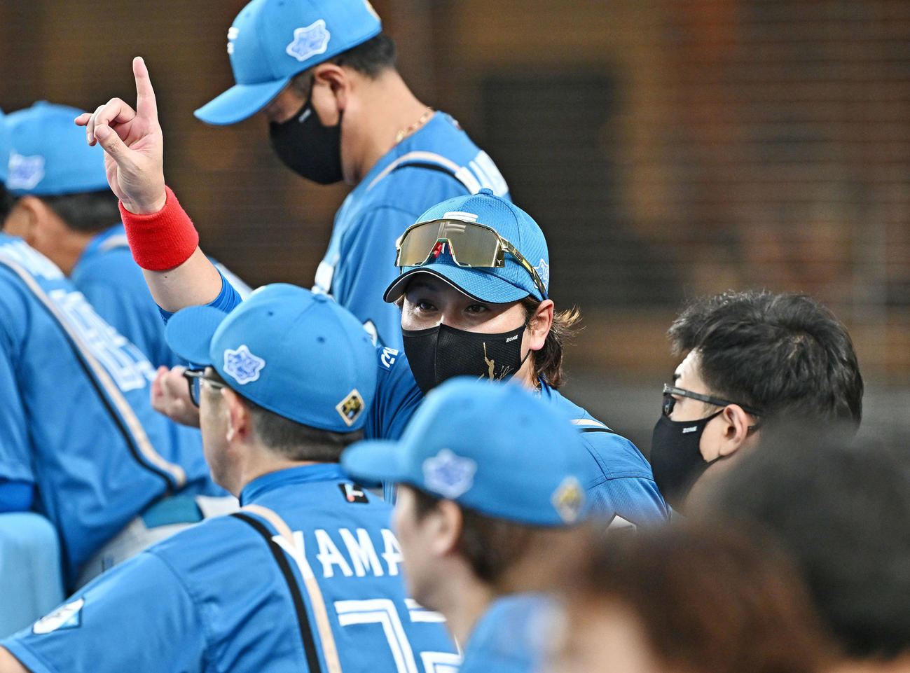 ロッテ対日本ハム　ベンチで話す日本ハム新庄監督（中央）（撮影・滝沢徹郎）