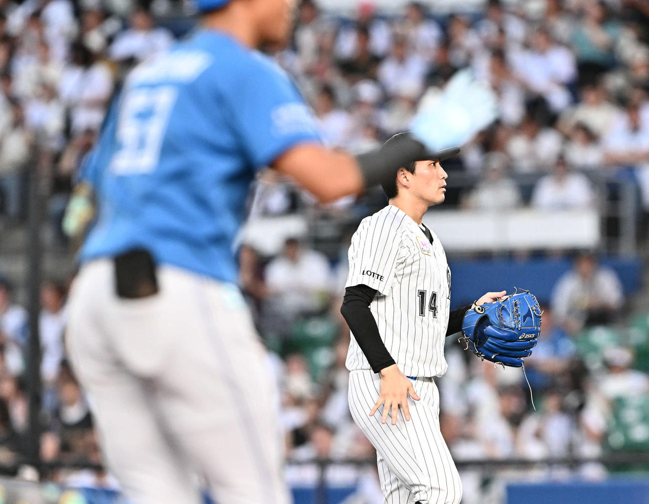 ロッテ対日本ハム　1回表日本ハム無死、水谷（手前）に先制ソロ本塁打を許す小島（撮影・滝沢徹郎）