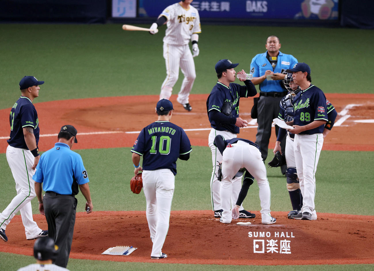 阪神対ヤクルト　1回裏阪神2死満塁、吉村は前川に押し出し与四球でマウンドに伊藤コーチとナインが集まった（撮影・加藤哉）