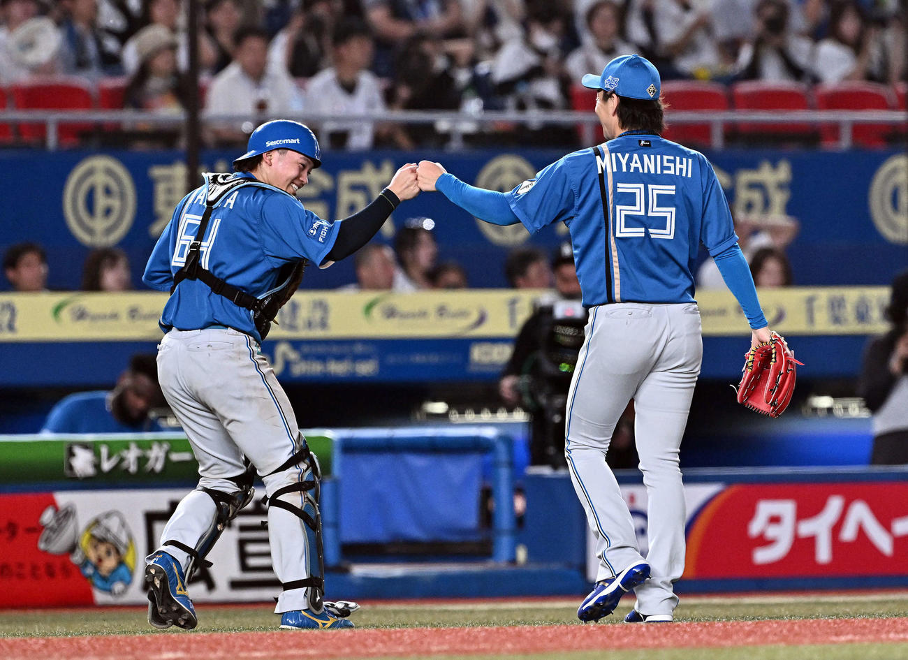 ロッテ対日本ハム　回裏ロッテ2死、ソトを左飛に打ち取った宮西（右）は田宮とグータッチする（撮影・滝沢徹郎）