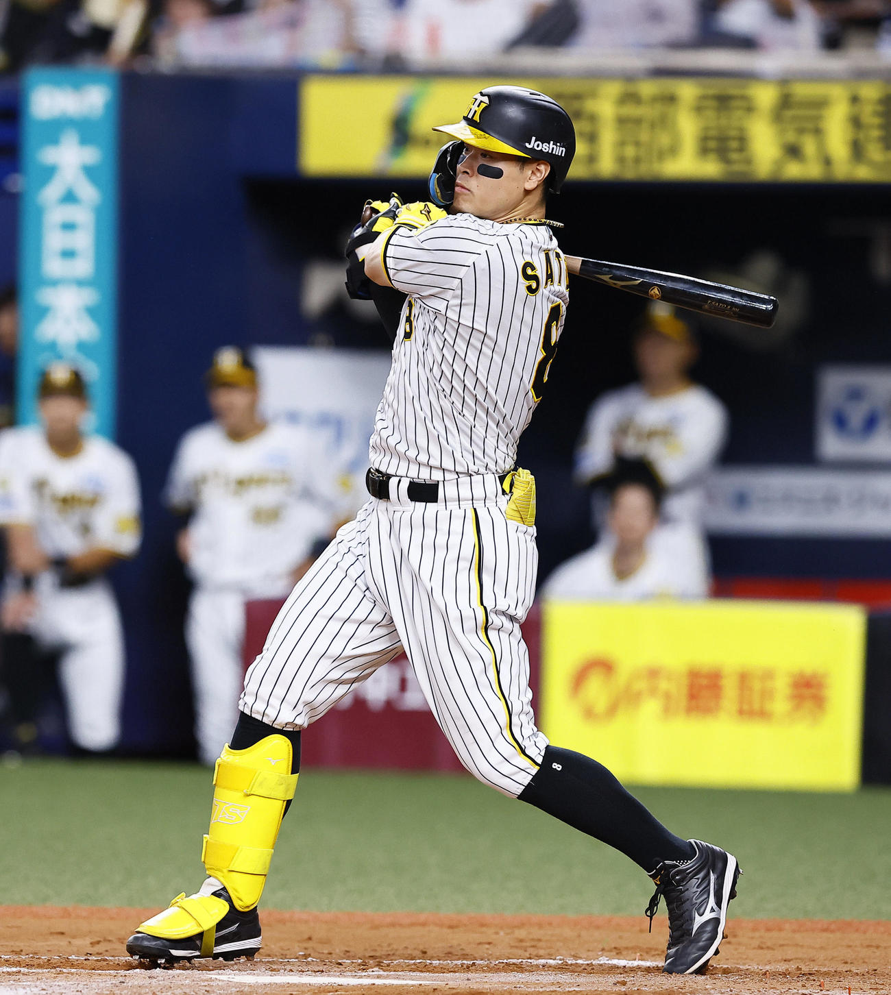 阪神対ヤクルト　8回裏阪神2死一、二塁、佐藤輝は左前適時打を放つ（撮影・藤尾明華）