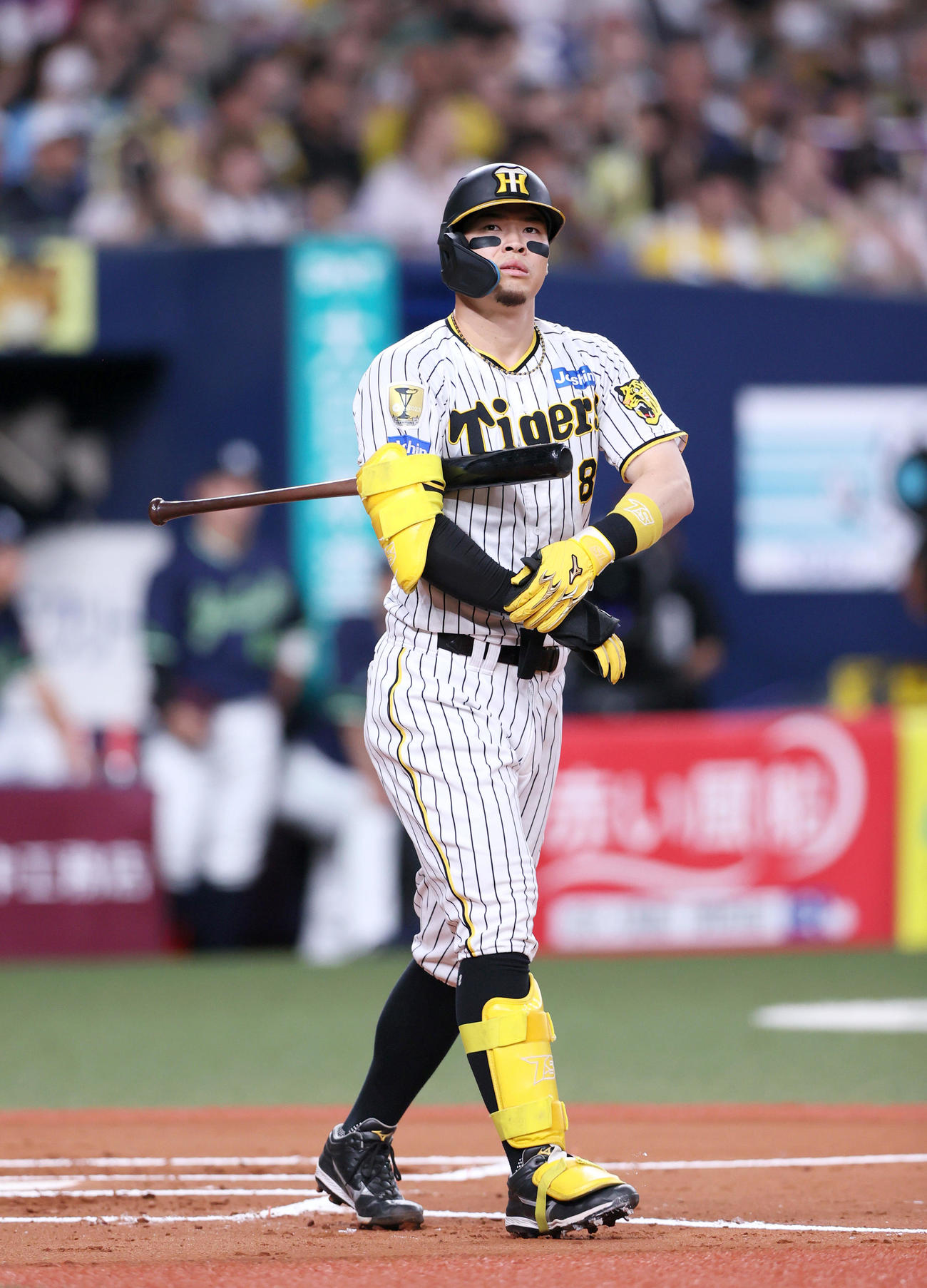 阪神対ヤクルト　1回裏阪神1死一、二塁、佐藤輝は四球を選ぶ（撮影・上山淳一）