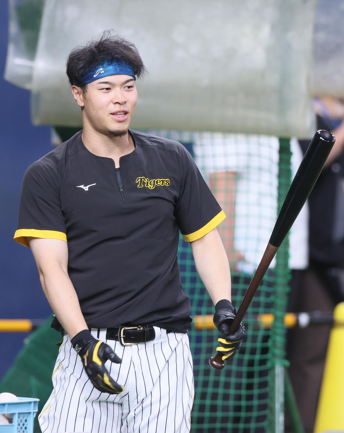 阪神対ヤクルト　試合前の練習でリラックスした表情を見せる阪神佐藤輝（撮影・上山淳一）