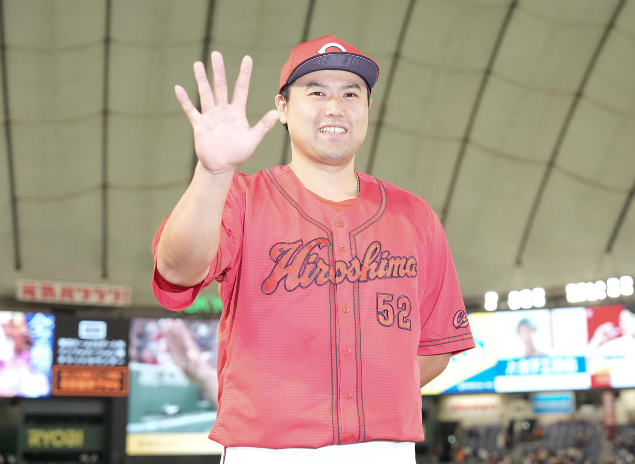巨人対広島　ヒーローインタビュー後、笑顔で写真に納まる広島末包（撮影・鈴木みどり）