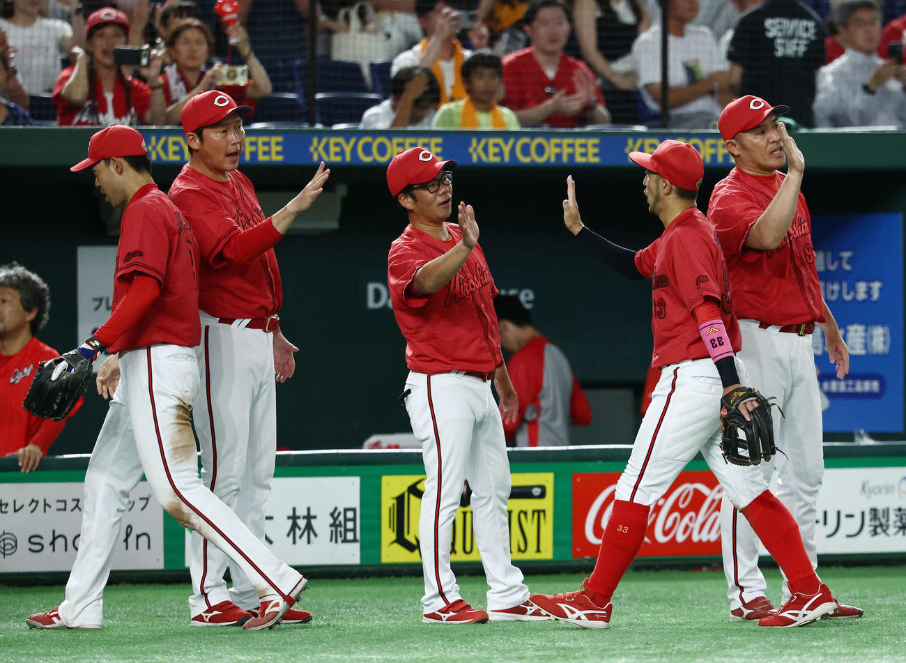 巨人対広島　巨人に勝利し、ナインを迎える新井監督（左から2人目）（撮影・河田真司）