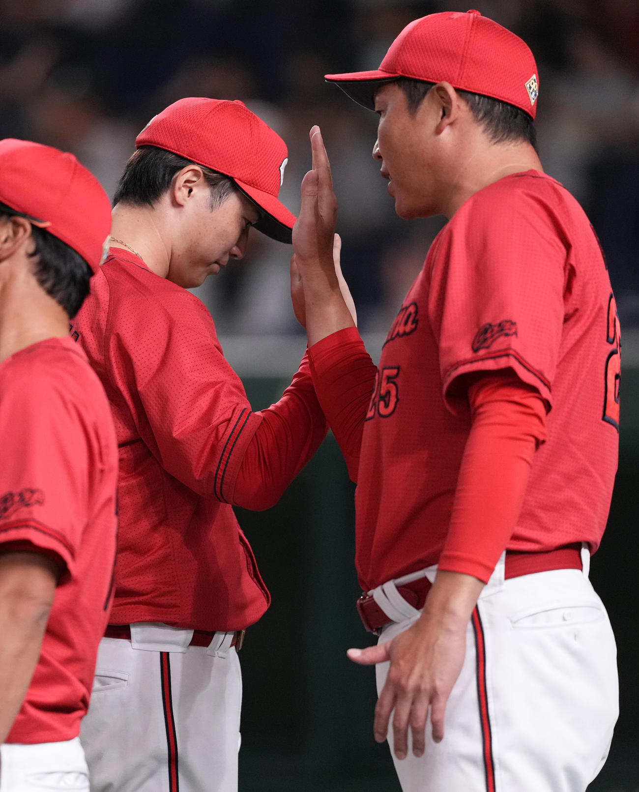 巨人対広島　勝利投手の広島森下（左）は新井監督とタッチを交わす（撮影・鈴木みどり）