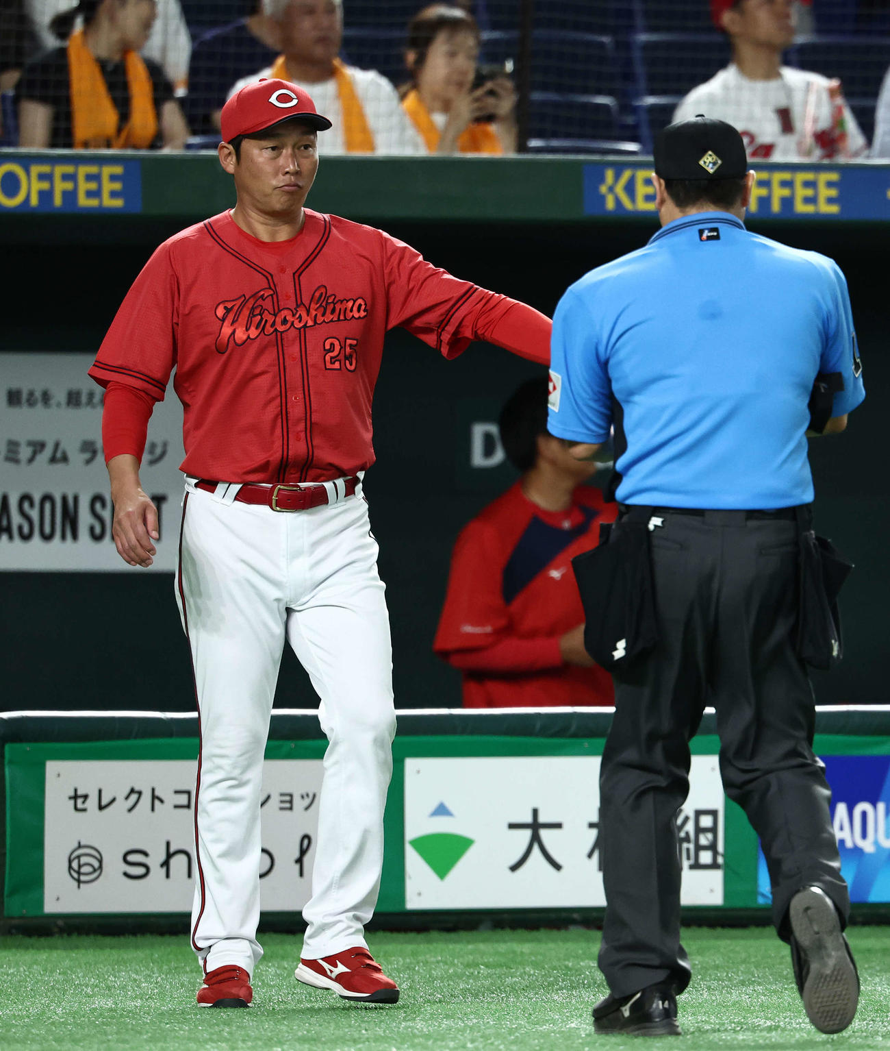 巨人対広島　8回表を終え、選手交代を告げる広島新井監督（撮影・河田真司）