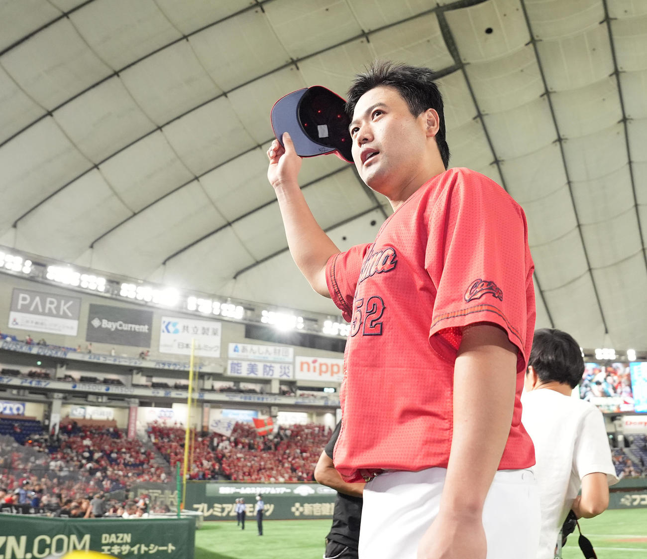 巨人対広島　ファンの声援に応える広島末包（撮影・鈴木みどり）