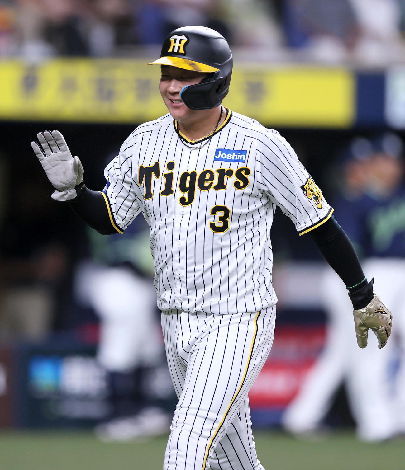 阪神対ヤクルト　8回裏に左適時2点二塁打を放った大山はベンチ前で出迎えを受け笑顔を見せる（撮影・上山淳一）