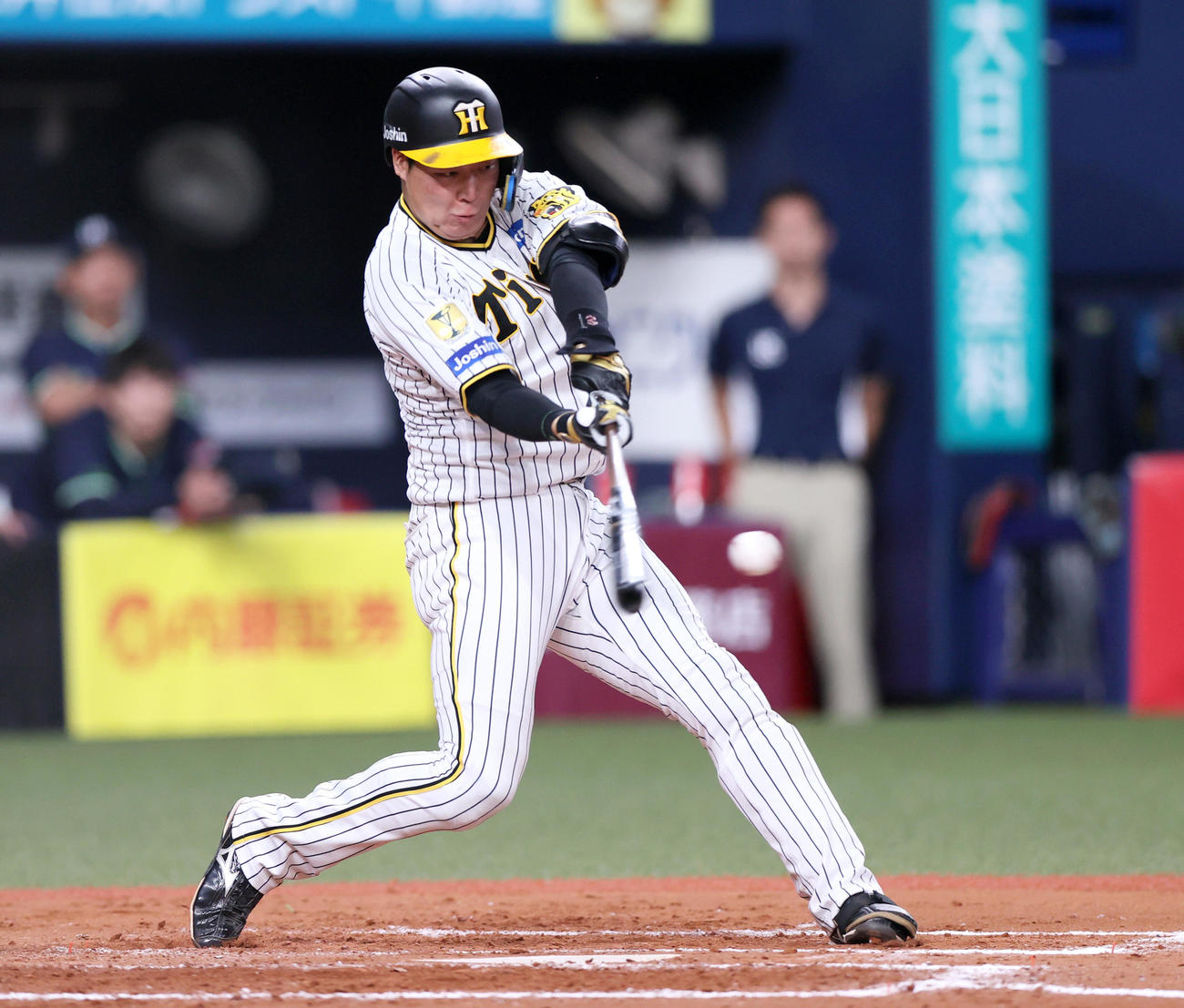 阪神対ヤクルト　7回裏阪神2死一、二塁、大山は左前適時打を放つ（撮影・上山淳一）