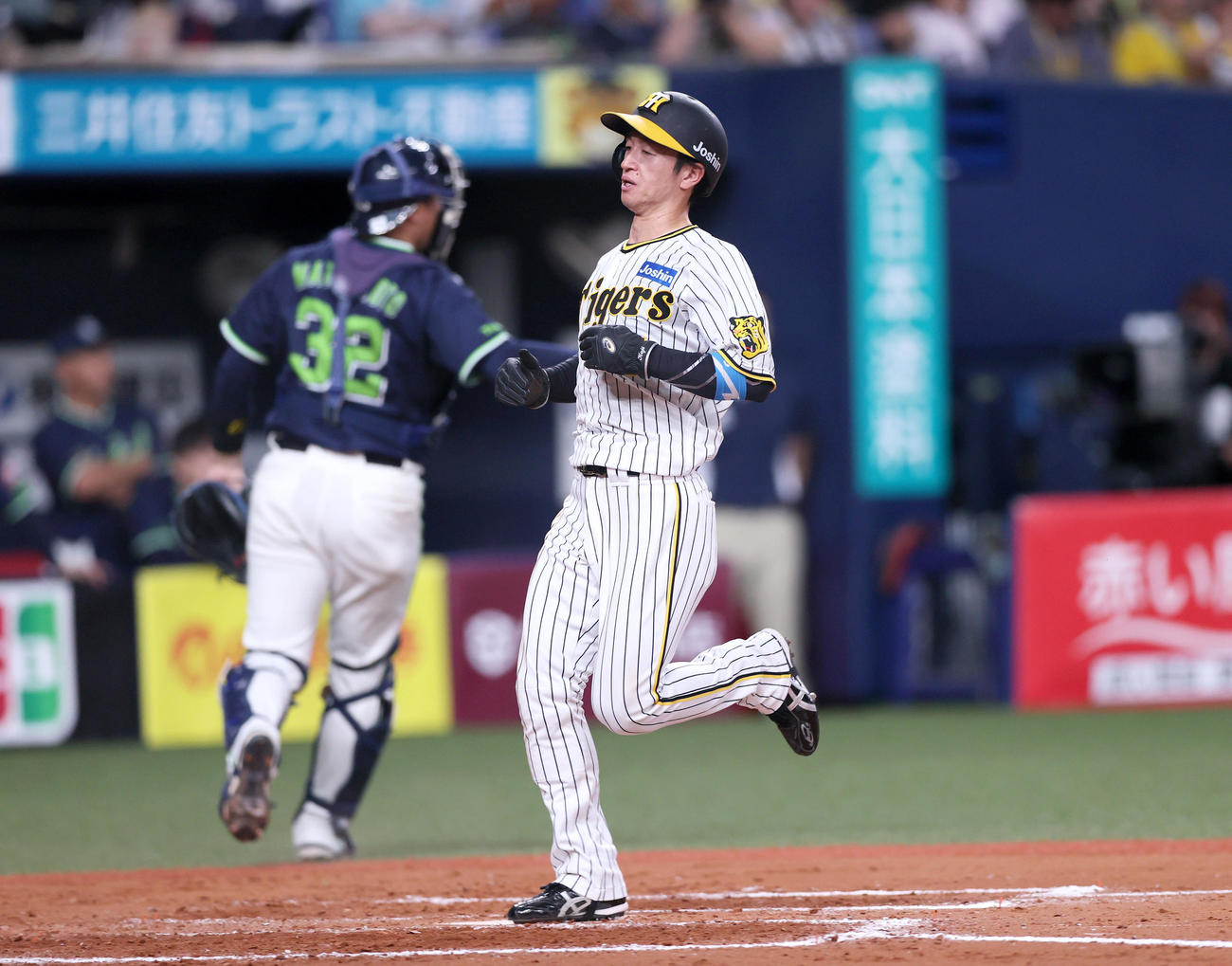 阪神対ヤクルト　7回裏阪神2死一、二塁、二走近本（手前）は大山の左前適時打で生還する（撮影・上山淳一）