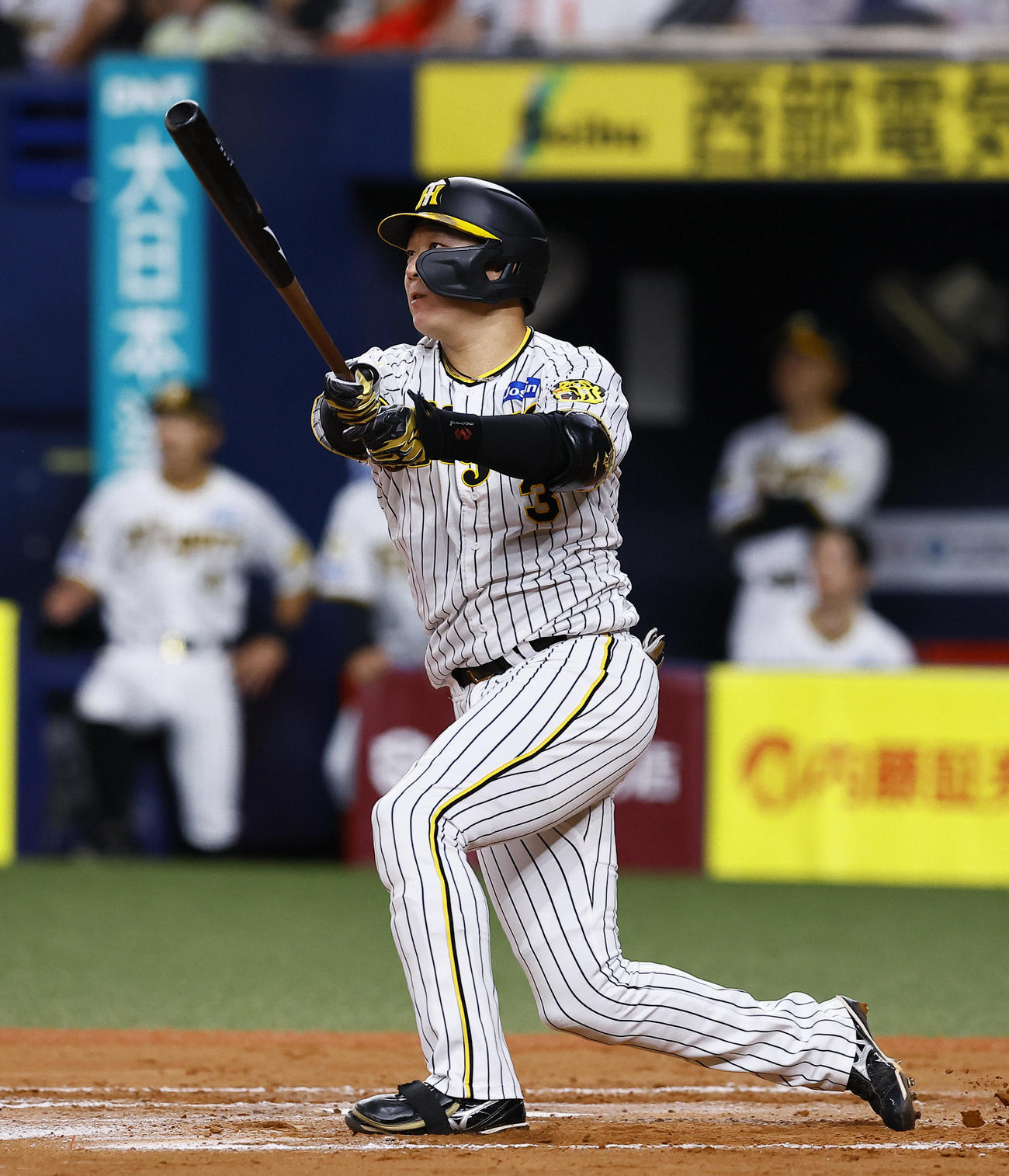 阪神対ヤクルト　8回裏阪神2死一、二塁、大山は左越え適時二塁打を放つ（撮影・藤尾明華）