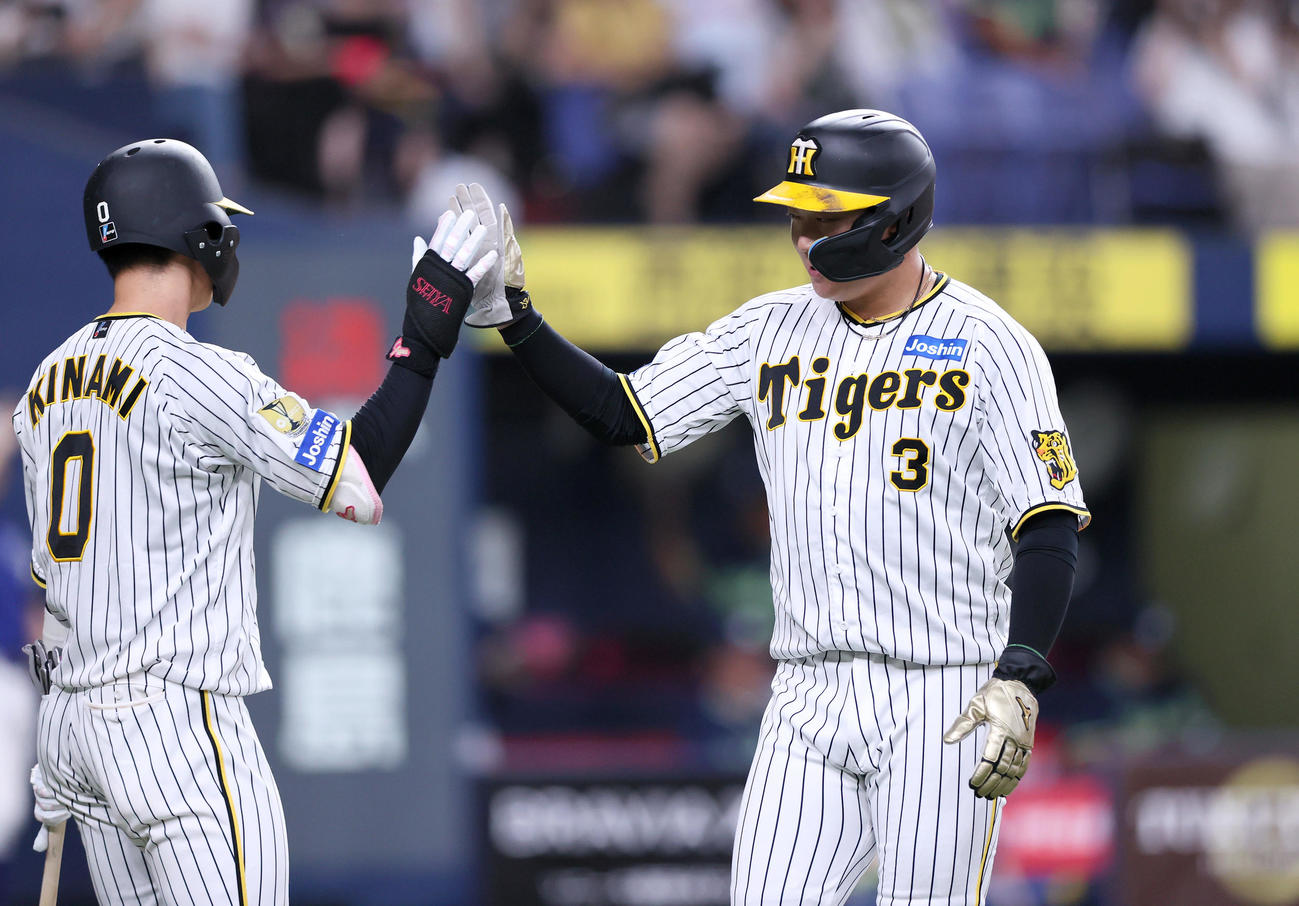 阪神対ヤクルト　8回裏に左適時2点二塁打を放った大山（右）はベンチ前で出迎えを受け笑顔を見せる（撮影・上山淳一）