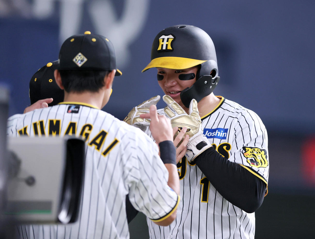 阪神対ヤクルト　8回裏阪神2死一、二塁、森下（右）は大山の左適時2点二塁打で生還しポーズする（撮影・上山淳一）