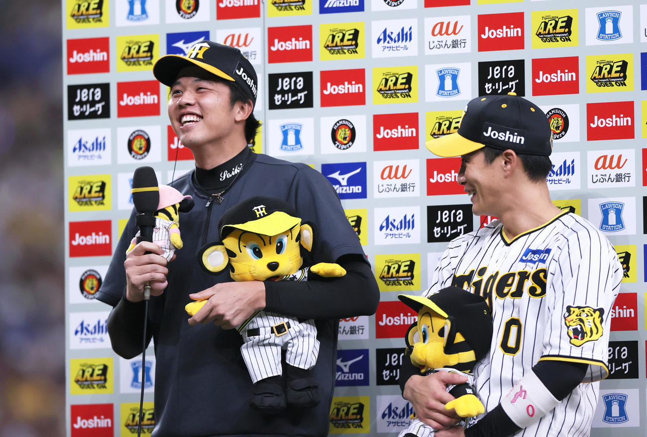 阪神対ヤクルト　お立ち台で笑顔を見せる才木（左）と木浪（撮影・上山淳一）