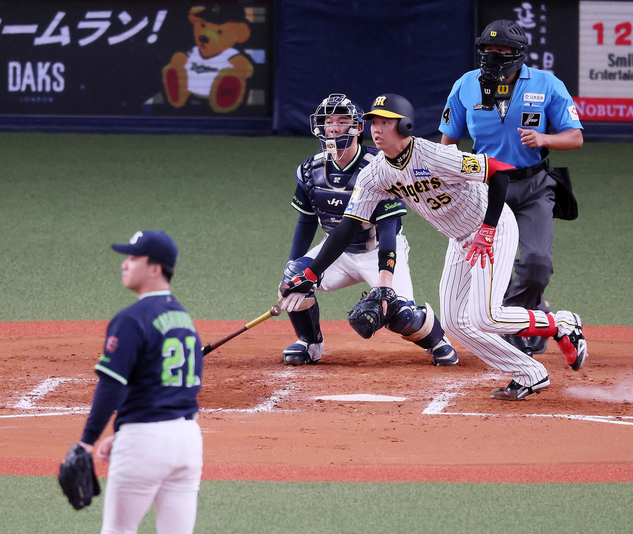 阪神対ヤクルト　4回裏阪神2死、才木は右二塁打を放つ。投手吉村（撮影・加藤哉）