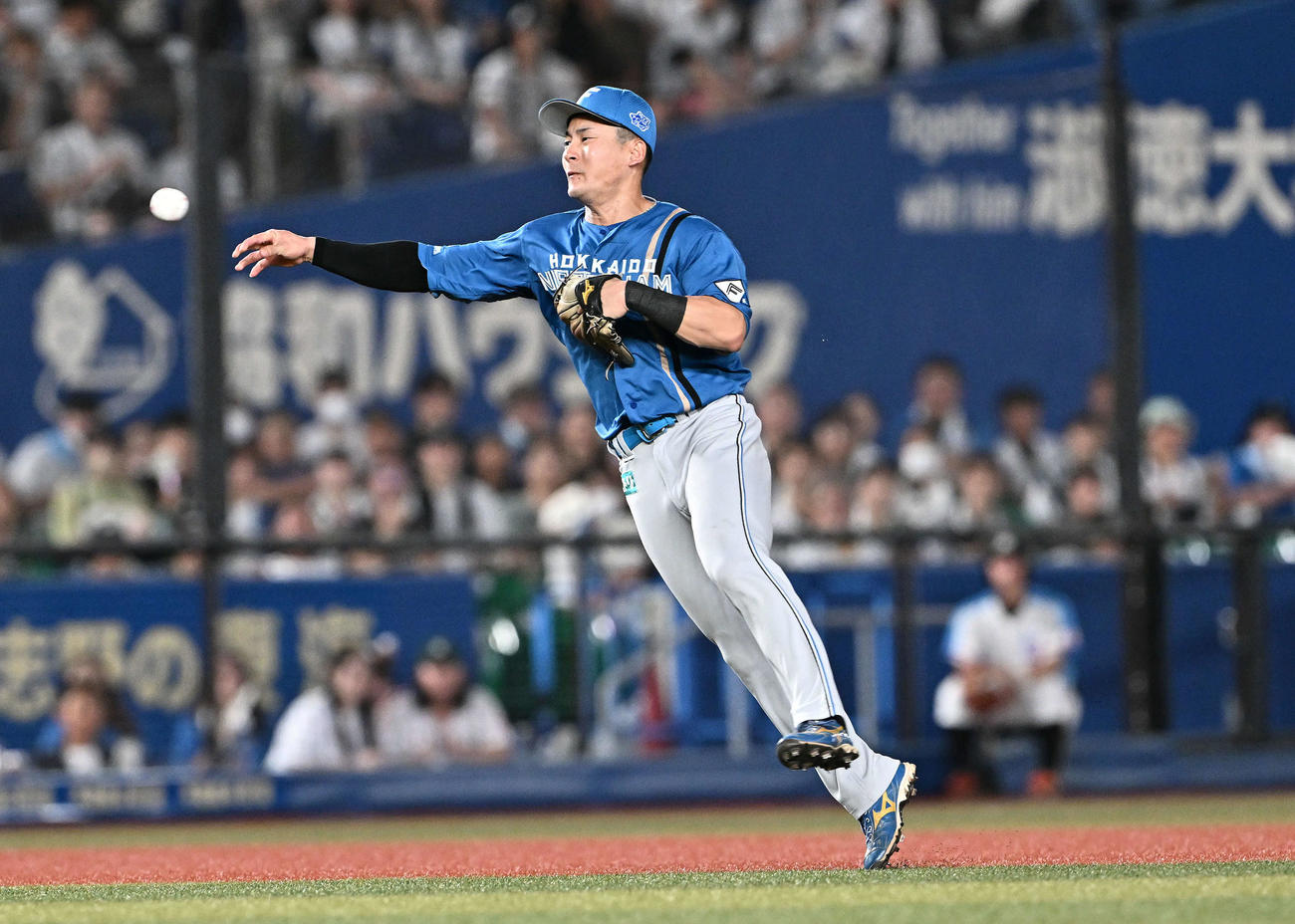 ロッテ対日本ハム　3回裏ロッテ1死一、三塁、遊撃手水野は藤原のゴロを本塁に送球し三塁走者田村を走塁死にする（撮影・滝沢徹郎）