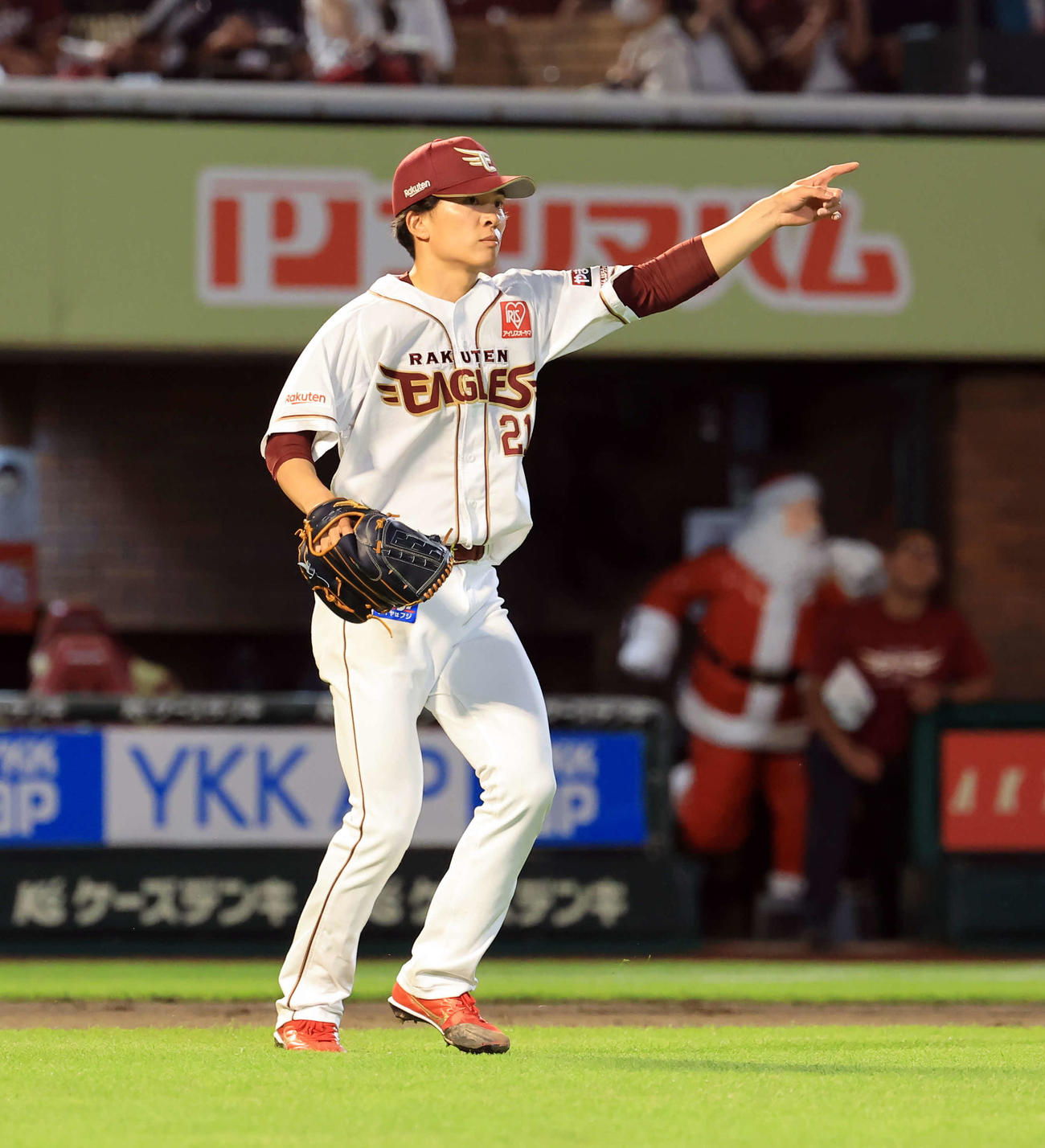 楽天対ソフトバンク　5回表ソフトバンク1死一、二塁、今宮を右飛に仕留め指さす早川（撮影・浅見桂子）