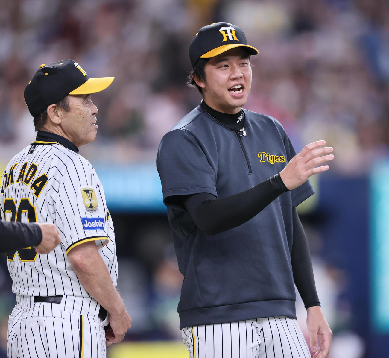 阪神対ヤクルト　ヤクルトに勝利し笑顔を見せる阪神才木（右）と岡田監督（撮影・上山淳一）