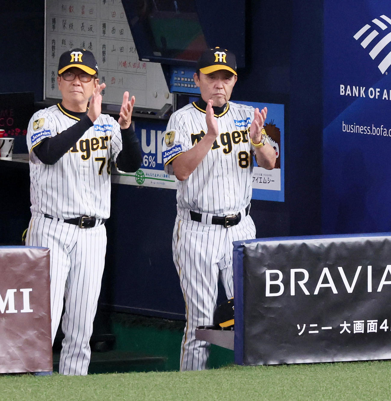 阪神対ヤクルト　8回裏阪神2死一、三塁、岡田監督（右）は中野の適時二塁打に拍手を送る。左は平田ヘッドコーチ（撮影・加藤哉）