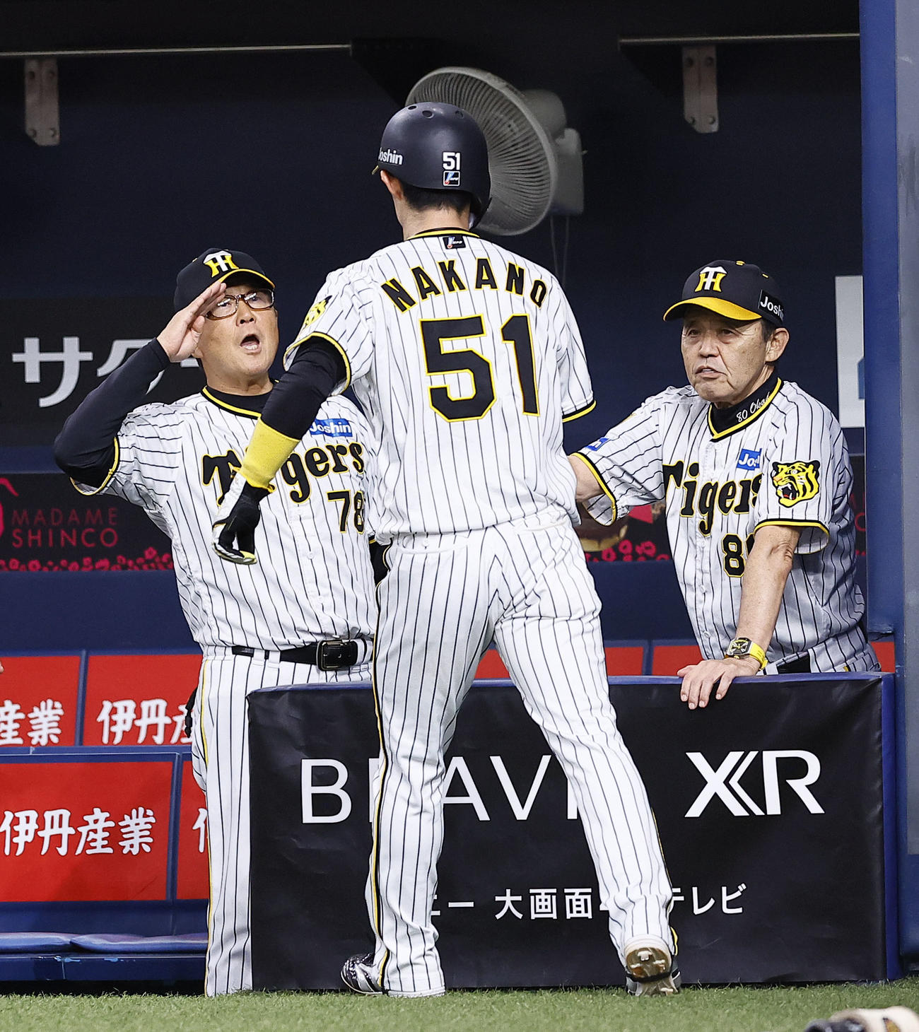 阪神対ヤクルト　8回裏阪神2死一、二塁、佐藤輝の左前適時打で生還した中野拓夢を出迎える岡田監督（右）（撮影・藤尾明華）