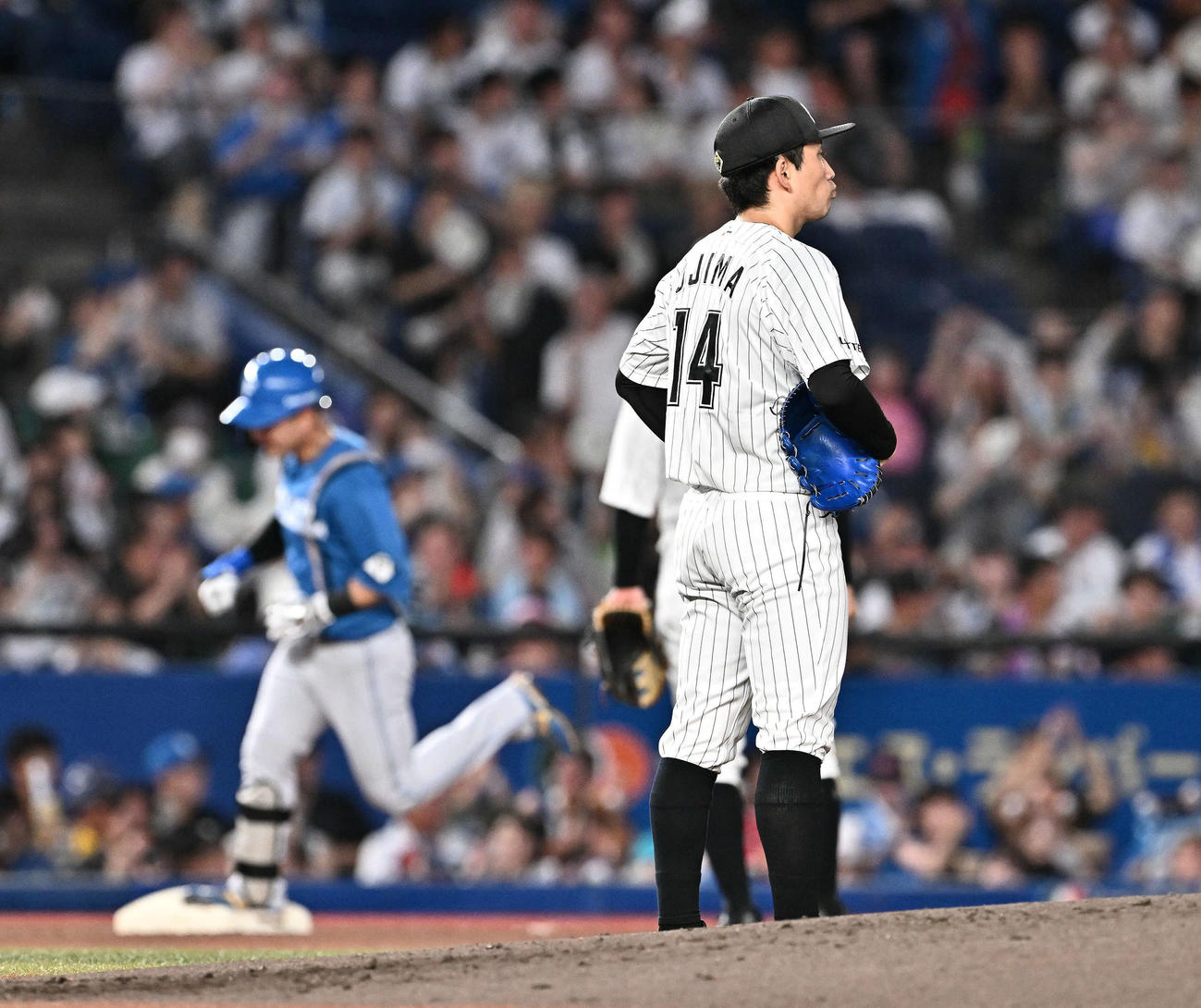 ロッテ対日本ハム　3回表日本ハム無死、水野（後方）にソロ本塁打を許す小島（撮影・滝沢徹郎）