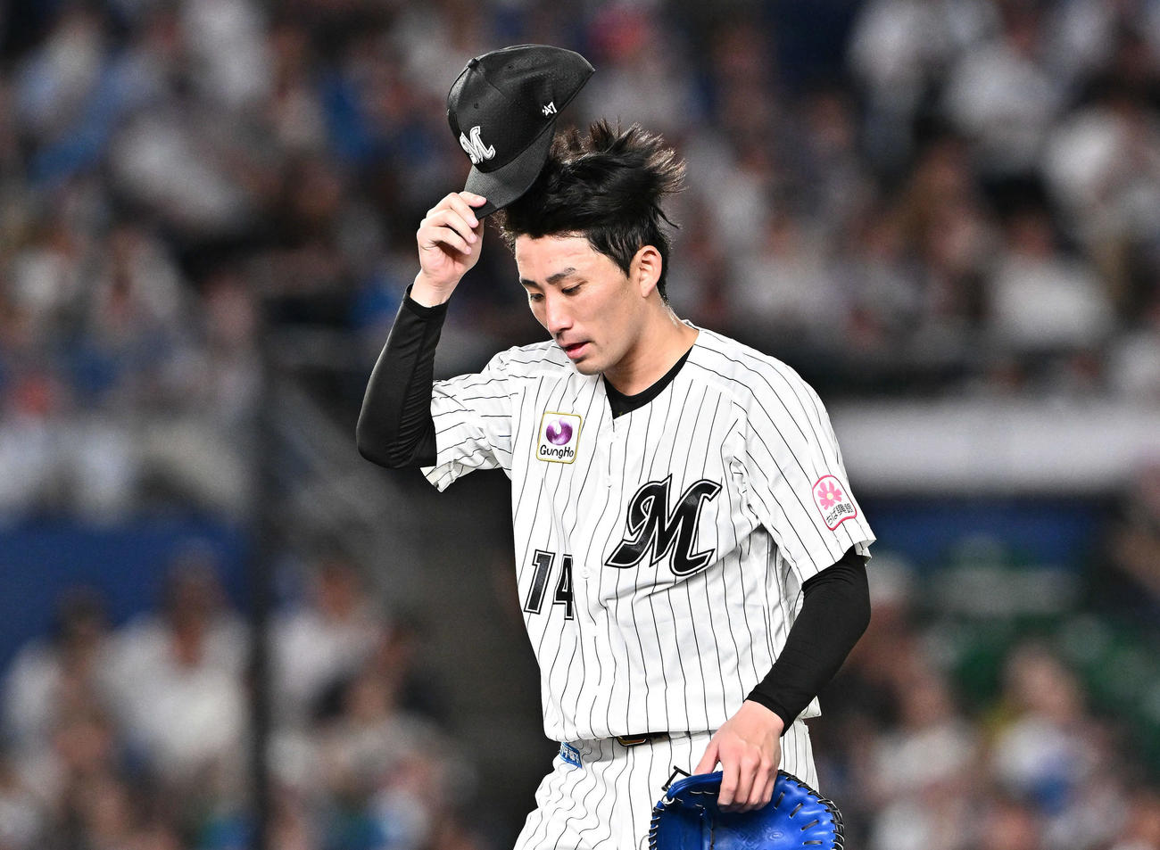ロッテ対日本ハム　3回表、3失点し浮かない表情で引き揚げるロッテ先発の小島（撮影・滝沢徹郎）