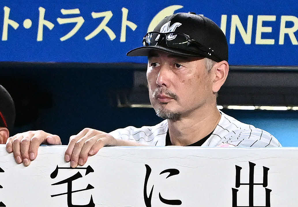 ロッテ対日本ハム　戦況を見守るロッテ吉井監督（撮影・滝沢徹郎）