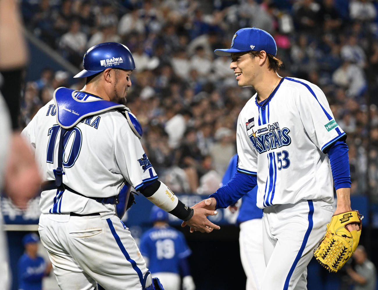 5回途中2番手で登板し、2回を無得点に抑え捕手戸柱と握手するDeNA中川（撮影・千葉一成）