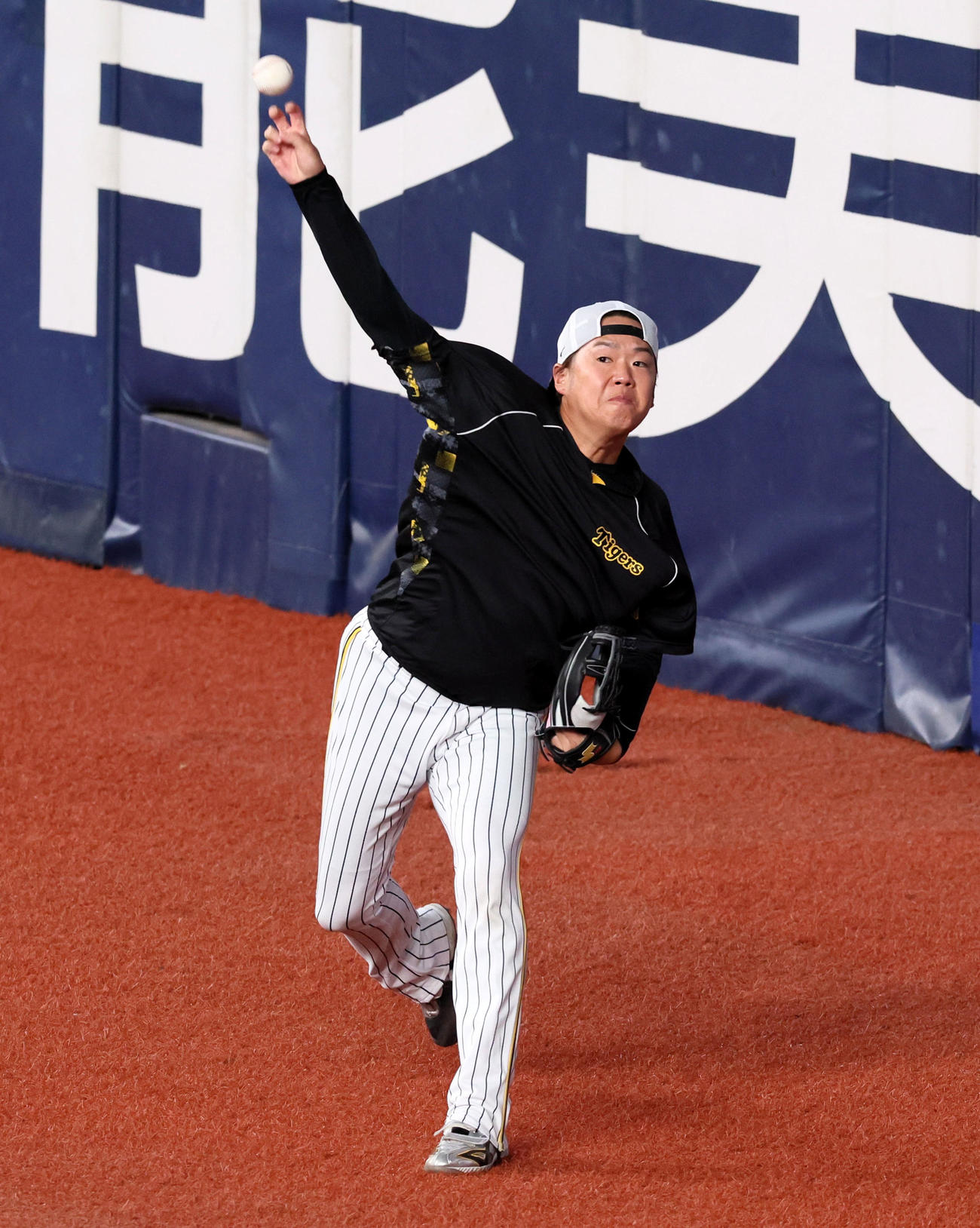 阪神対ヤクルト　キャッチボールで調整する西勇（撮影・加藤哉）
