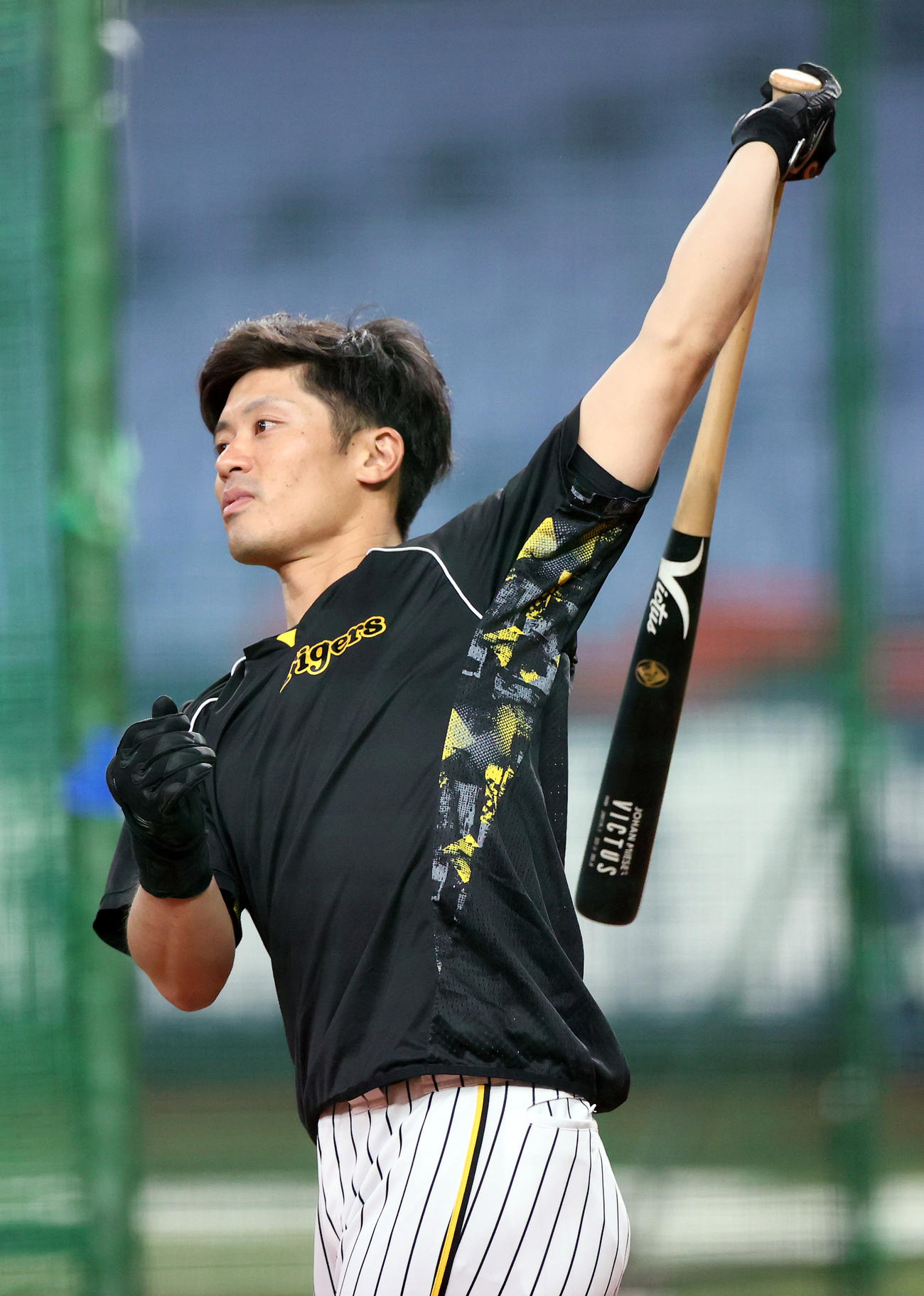 阪神対ヤクルト　ロング打撃する阪神坂本（撮影・上山淳一）