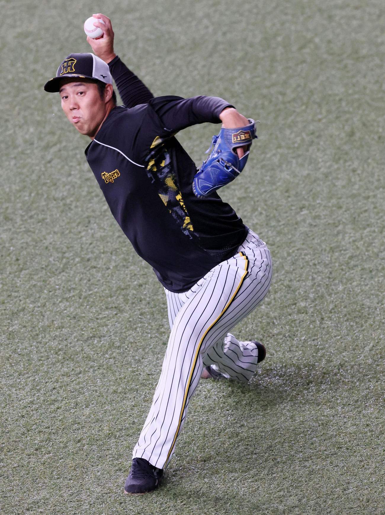 阪神対ヤクルト　キャッチボールで調整する青柳（撮影・加藤哉）
