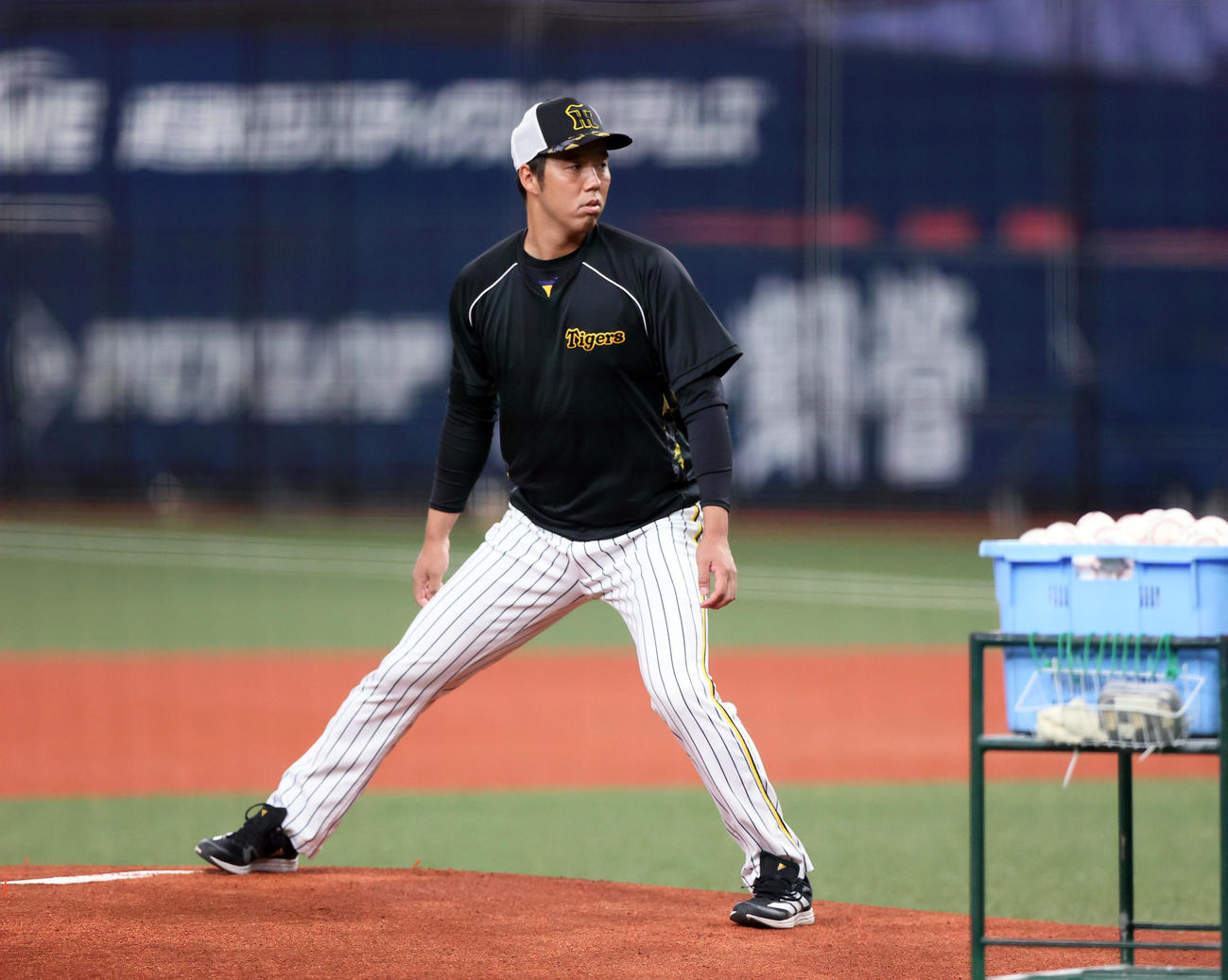 阪神対ヤクルト　試合前の練習でマウンドを確かめる阪神青柳（撮影・上山淳一
