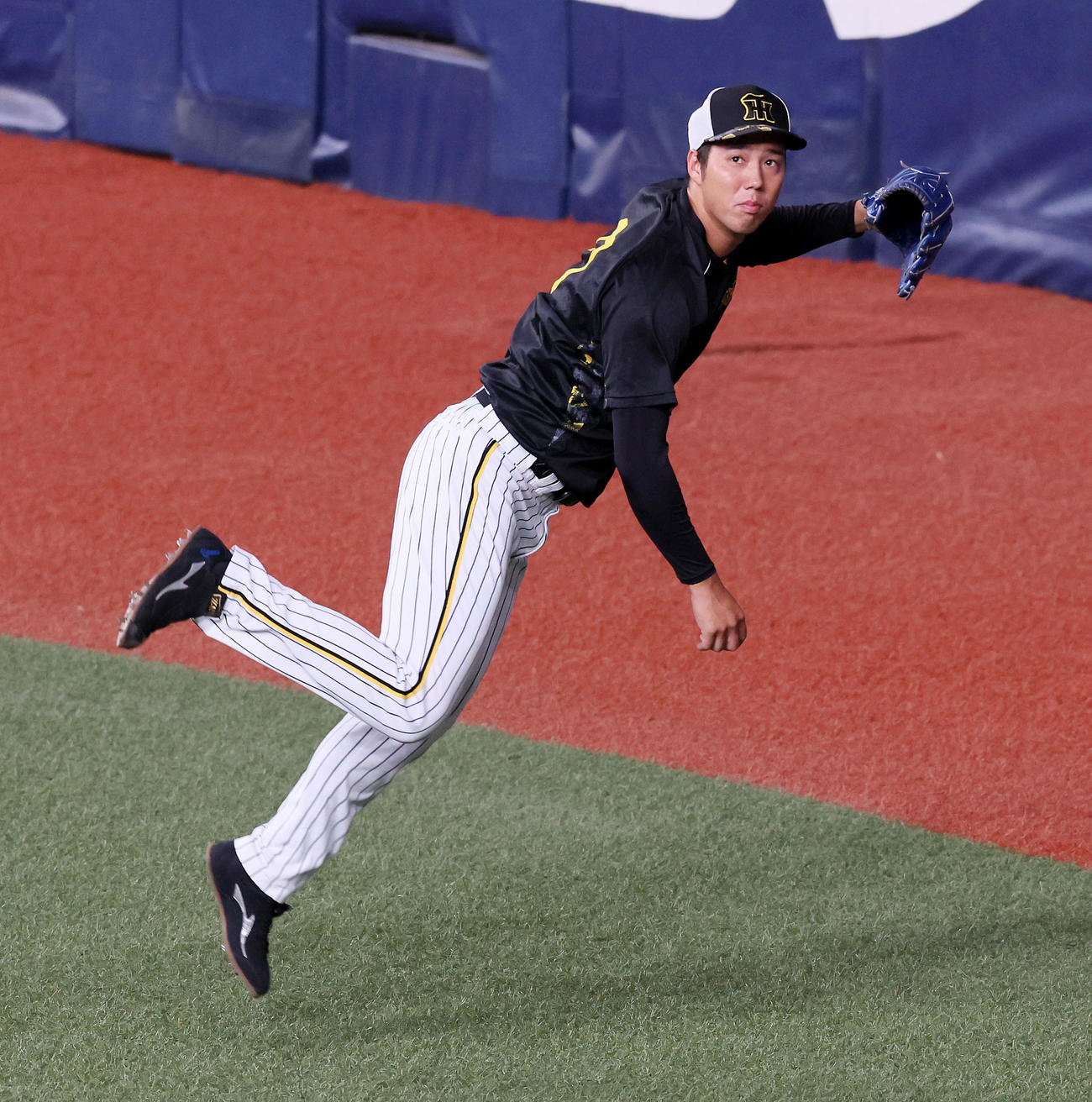 阪神対ヤクルト　外野で遠投する青柳（撮影・加藤哉）