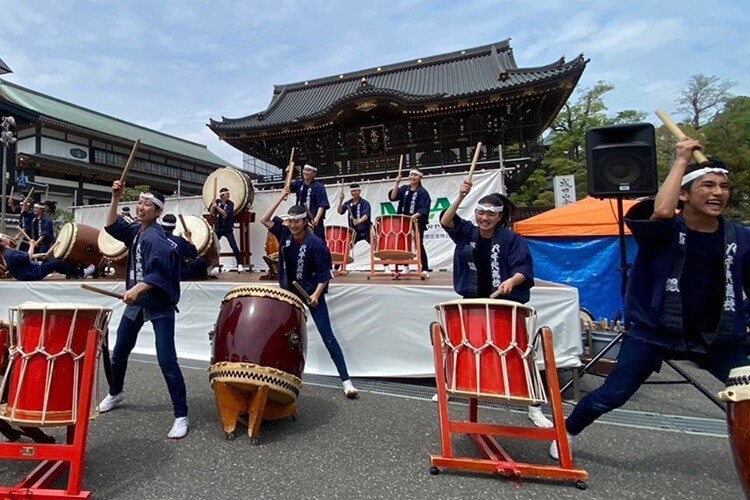 8月27日の西武戦でパフォーマンスを披露する千葉県立八千代高等学校和太鼓芸能集団鼓組（球団提供）
