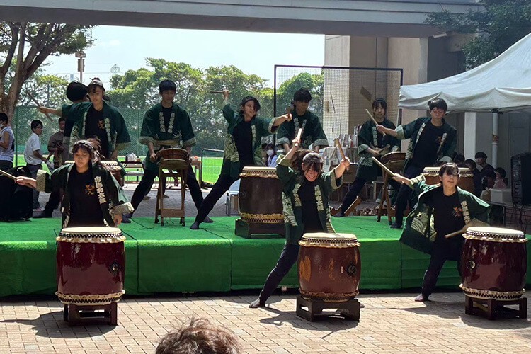 8月28日の西武戦でパフォーマンスを披露する専修大学松戸中学校・高等学校和太鼓部（球団提供）