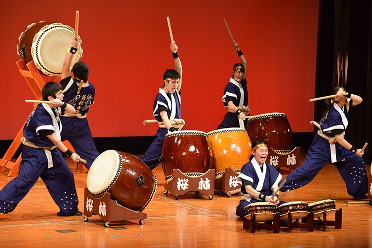 8月29日の西武戦でパフォーマンスを披露する桜林高校和太鼓部（球団提供）