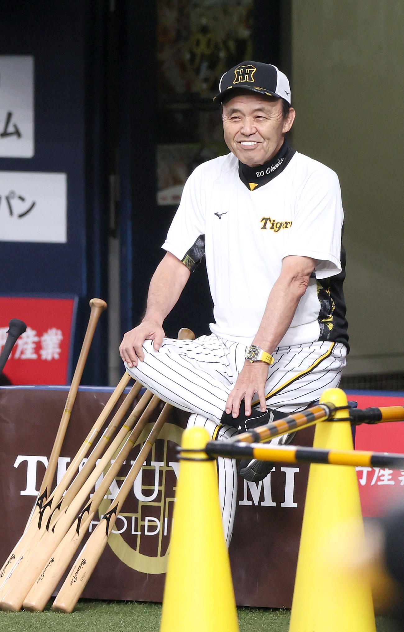 阪神対ヤクルト　試合前の練習でリラックスした表情を見せる阪神岡田監督（撮影・上山淳一）