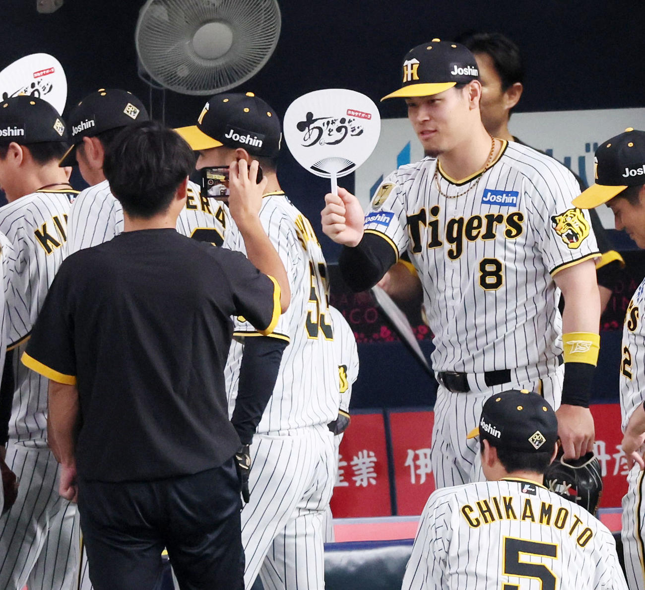 阪神対ヤクルト　試合前の円陣で「ありがとうなぎ」と書かれたうちわを手にする佐藤輝（撮影・加藤哉）