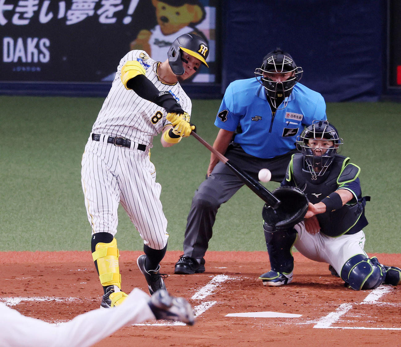 阪神対ヤクルト　1回裏阪神2死三塁、佐藤輝は左適時二塁打を放つ（撮影・加藤哉）