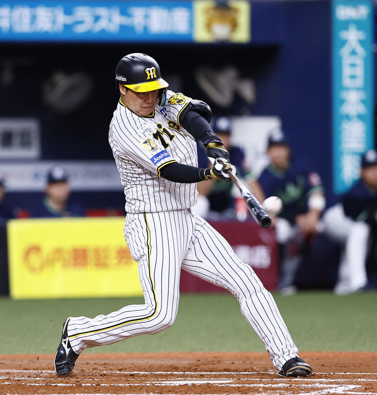 阪神対ヤクルト　1回裏阪神2死二塁、大山は左中間に2点本塁打を放つ（撮影・藤尾明華）