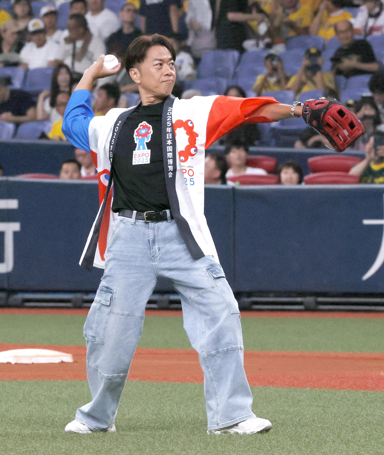 阪神対ヤクルト　試合前、ファーストピッチセレモニーで投球するDOBERMAN INFINITYのGS（撮影・上山淳一）