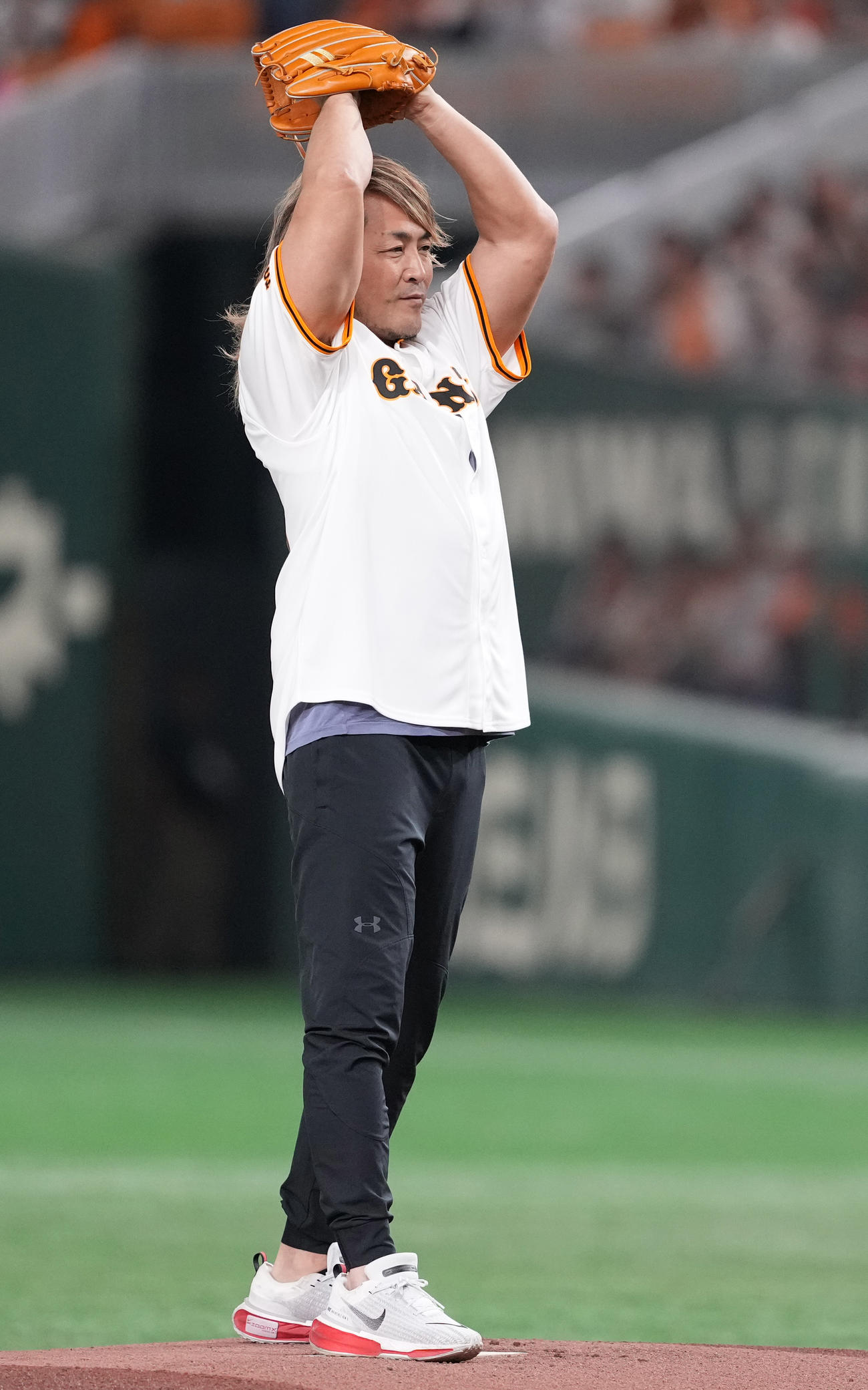 巨人対広島　ファーストピッチで投球する棚橋弘至（撮影・鈴木みどり）