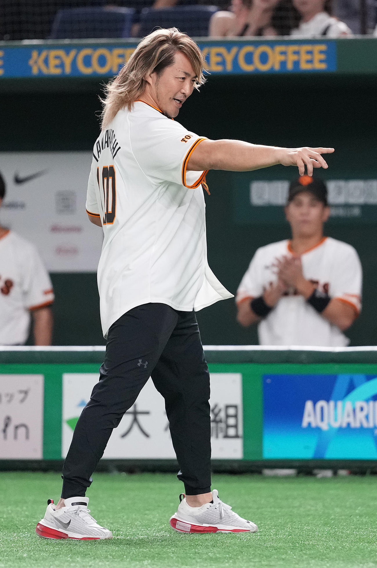 巨人対広島　ファーストピッチ後にポーズを決める棚橋弘至（撮影・鈴木みどり）